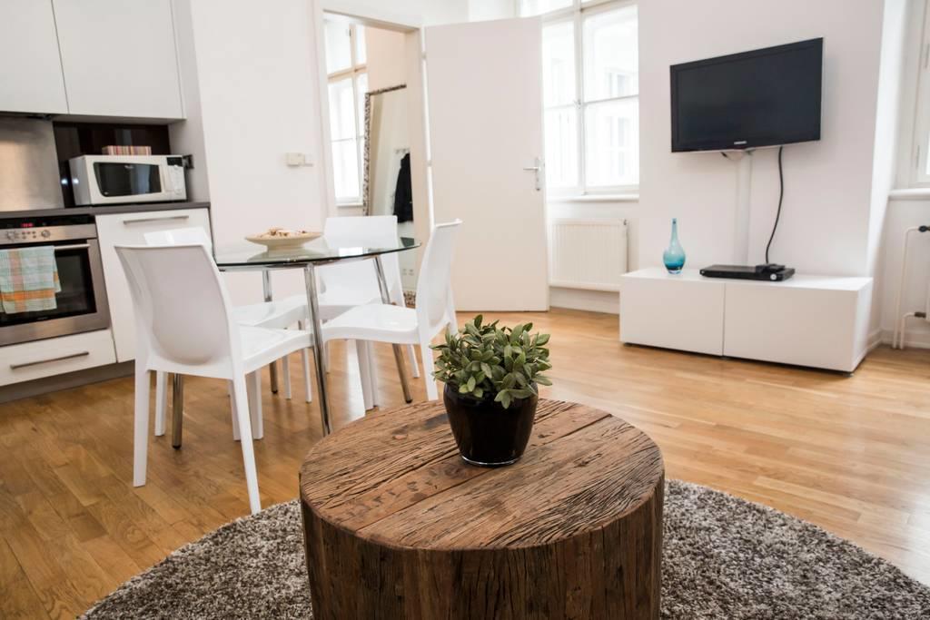 Quiet Apartment With Balcony Charles Bridge براغ المظهر الخارجي الصورة